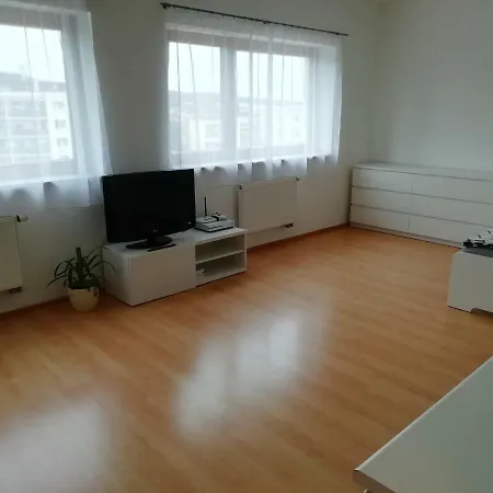 Moderne Plne Zarizeny Byt Nedaleko Prahy. アパート Mníšek pod Brdy