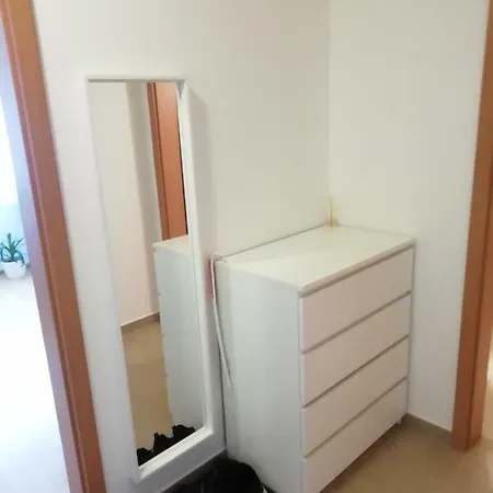 Moderne Plne Zarizeny Byt Nedaleko Prahy. アパート